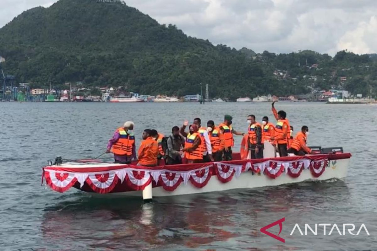 Mensos luncurkan kapal motor listrik kerja sama ITS dan Uncen