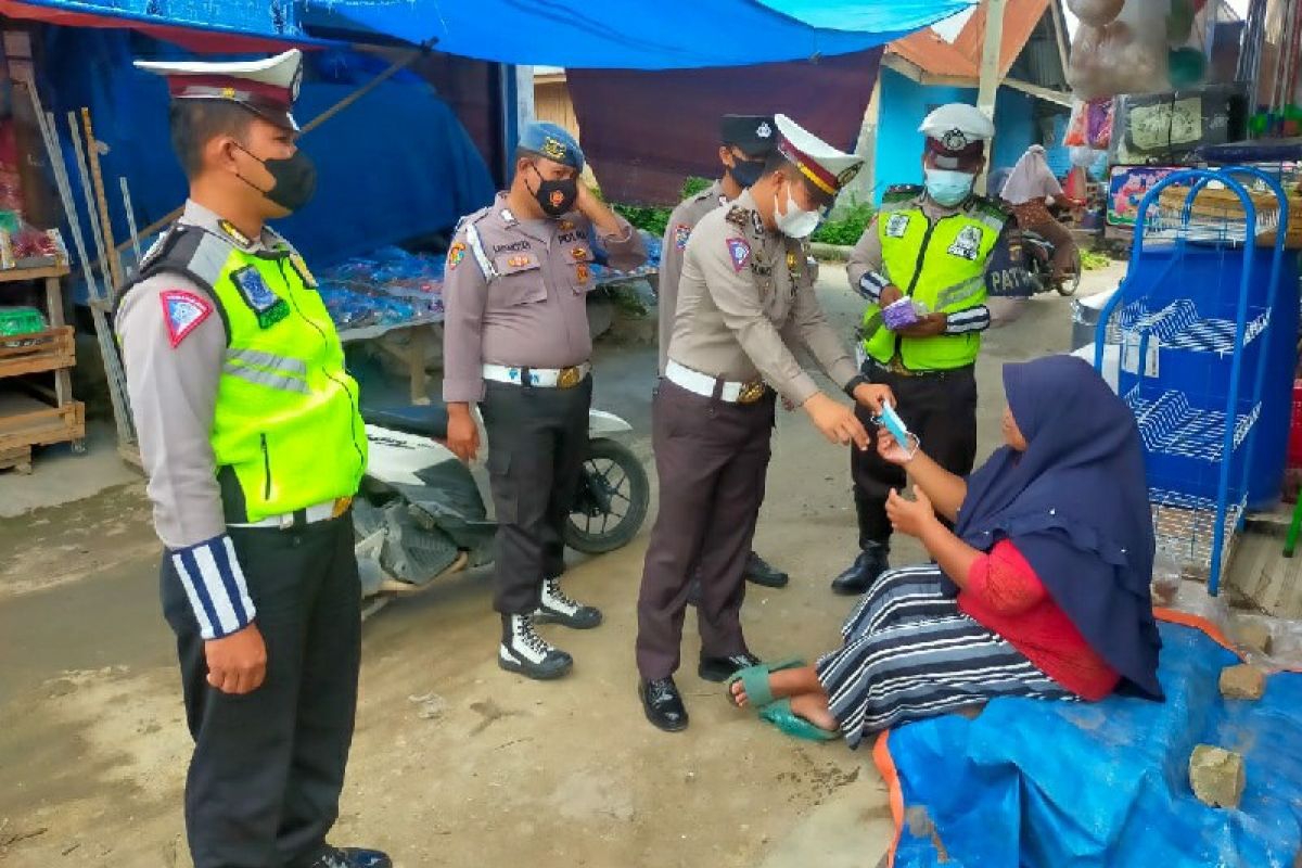 Polres Batubara bagikan masker sekaligus ajak warga patuhi protokol kesehatan