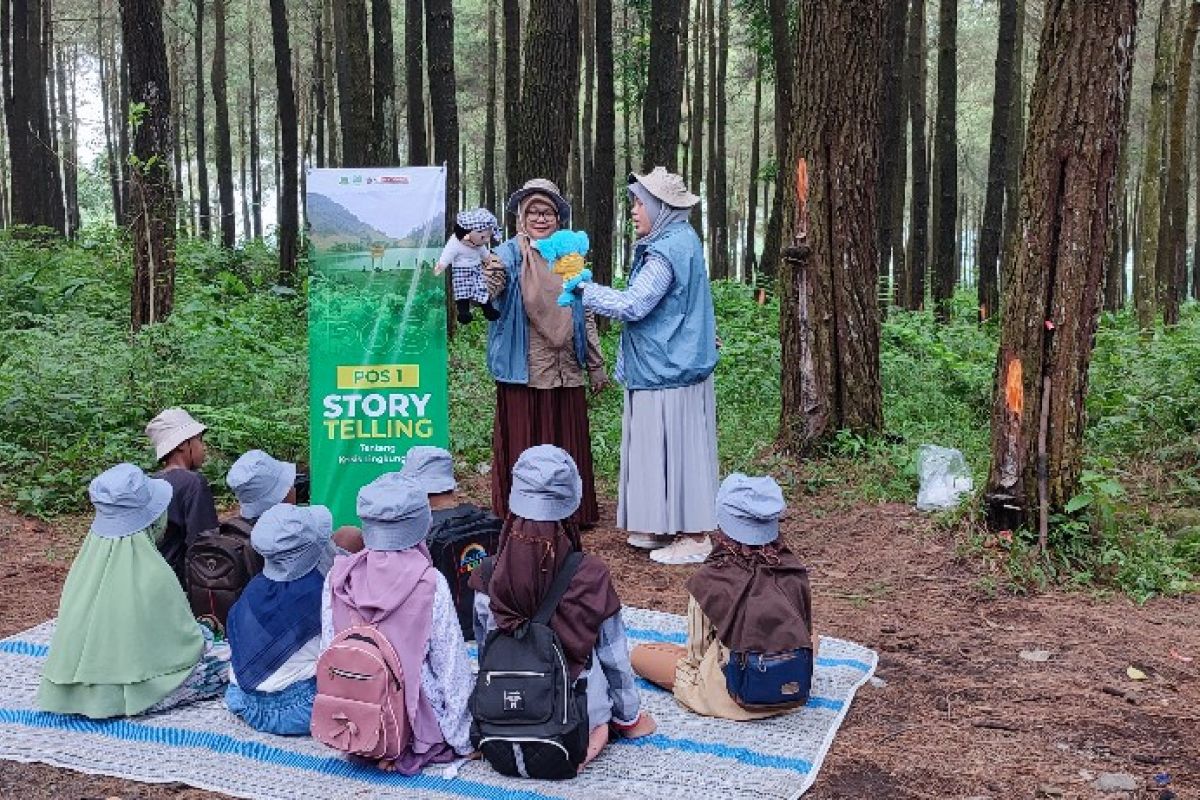 Puluhan anak pengungsi Semeru ikuti Sekolah Alam Raya UM Surabaya