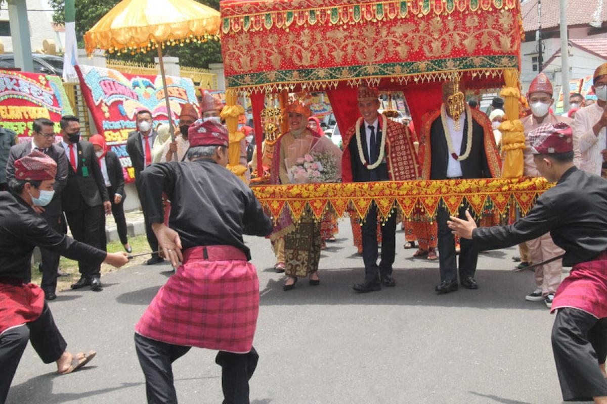 Ketua PN Tanjungkarang di arak menggunakan adat Lampung usai pelantikan