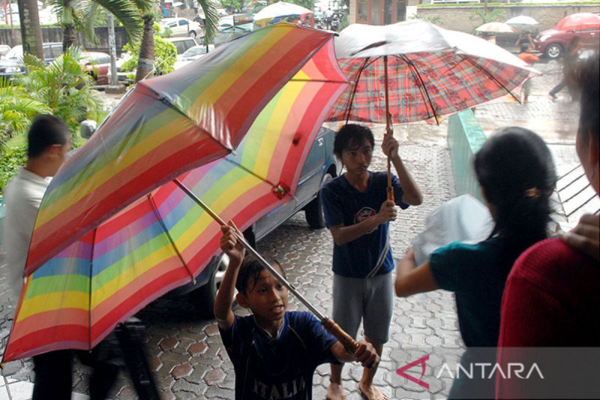 Sebagian Jakarta diprediksi hujan pada Jumat siang