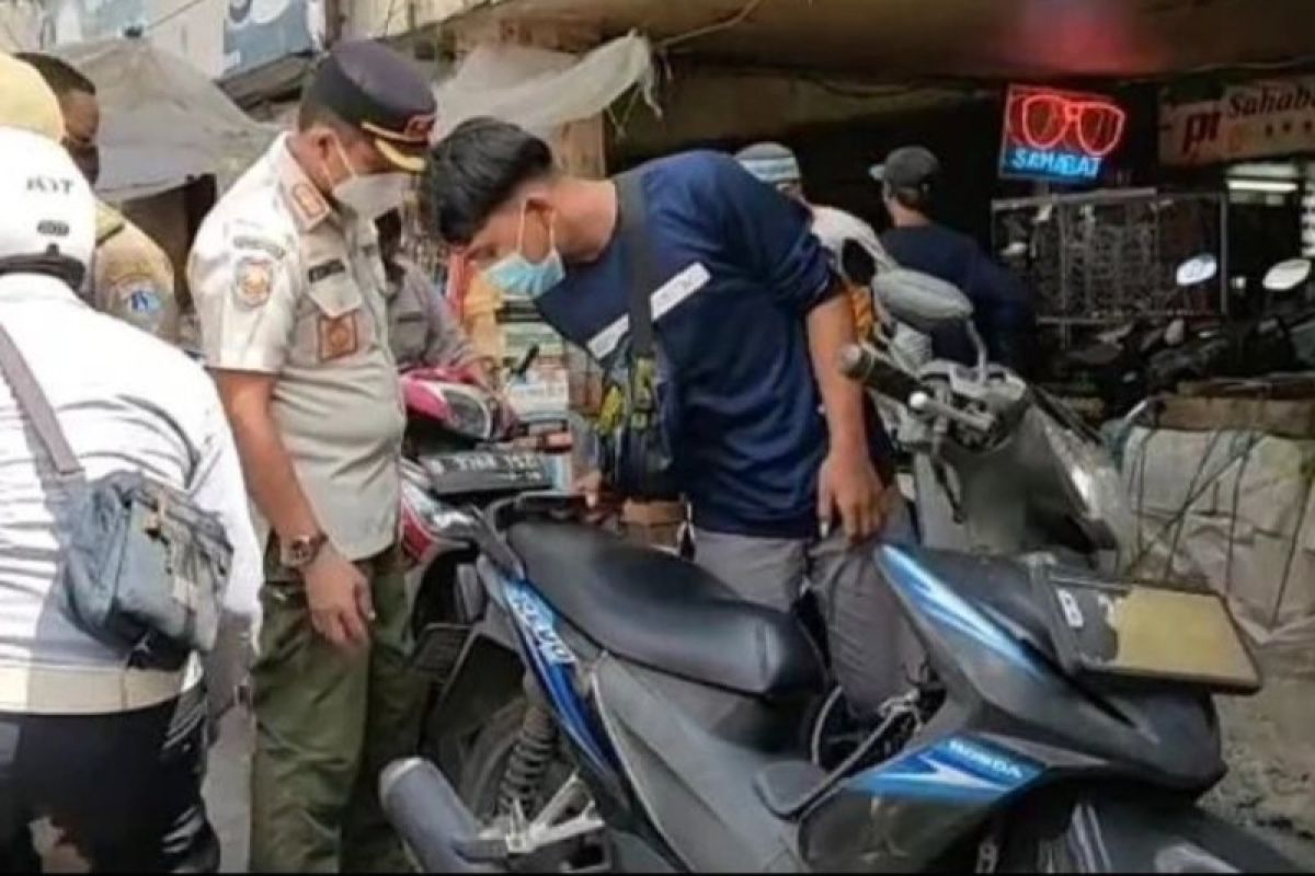 Kecamatan Jatinegara tertibkan parkir liar di lima lokasi