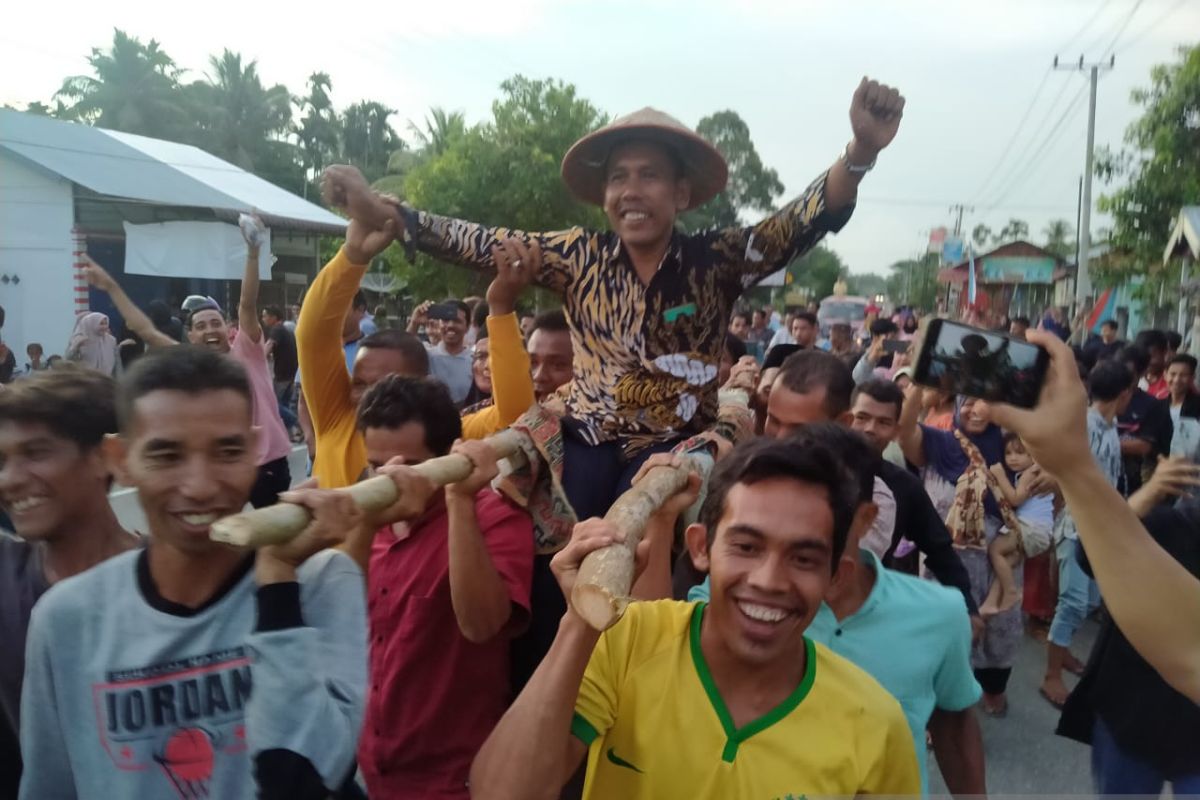 Unik, Juanha diarak keliling gampong usai terpilih jadi keuchik di Abdya