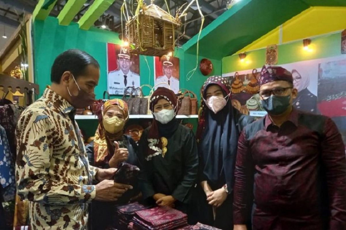 Presiden Jokowi puji pewarnaan batik Batanghari di INACRAFT 2022