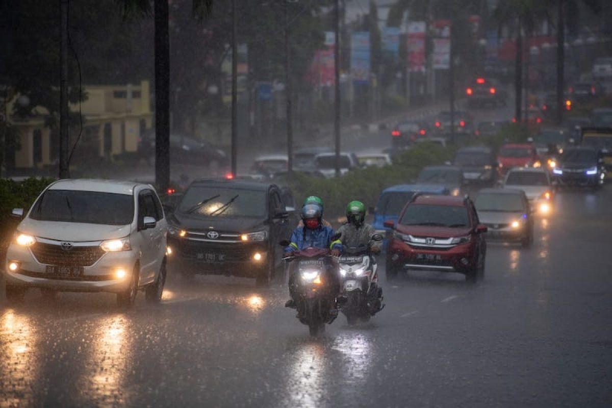 Sejumlah provinsi berpotensi diguyur hujan disertai kilat dan angin kencang