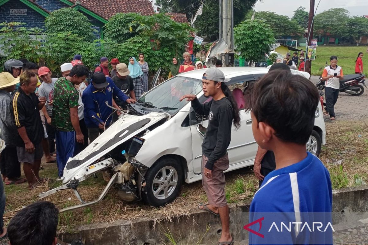 Dua penumpang mobil yang tertabrak kereta api di Cianjur selamat