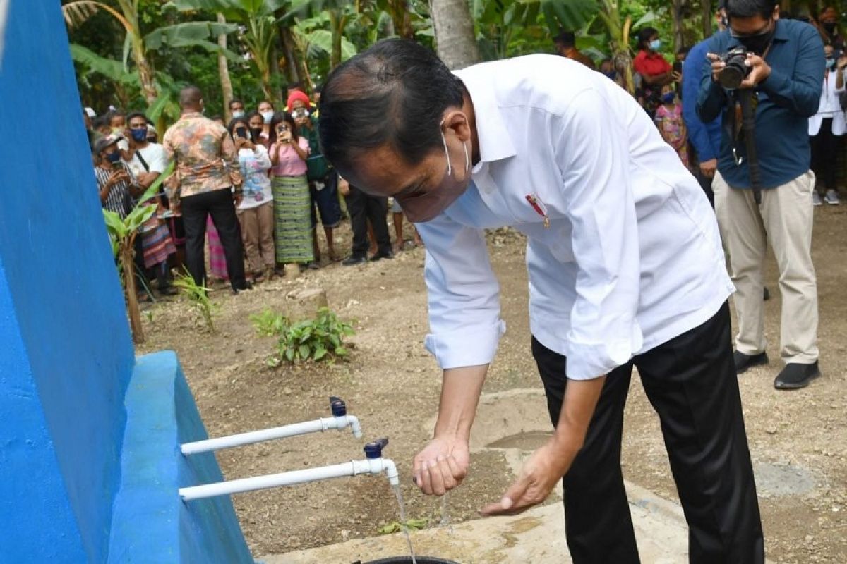 Presiden Jokowi tinjau sumur pompa hidram di Desa Oinlasi NTT