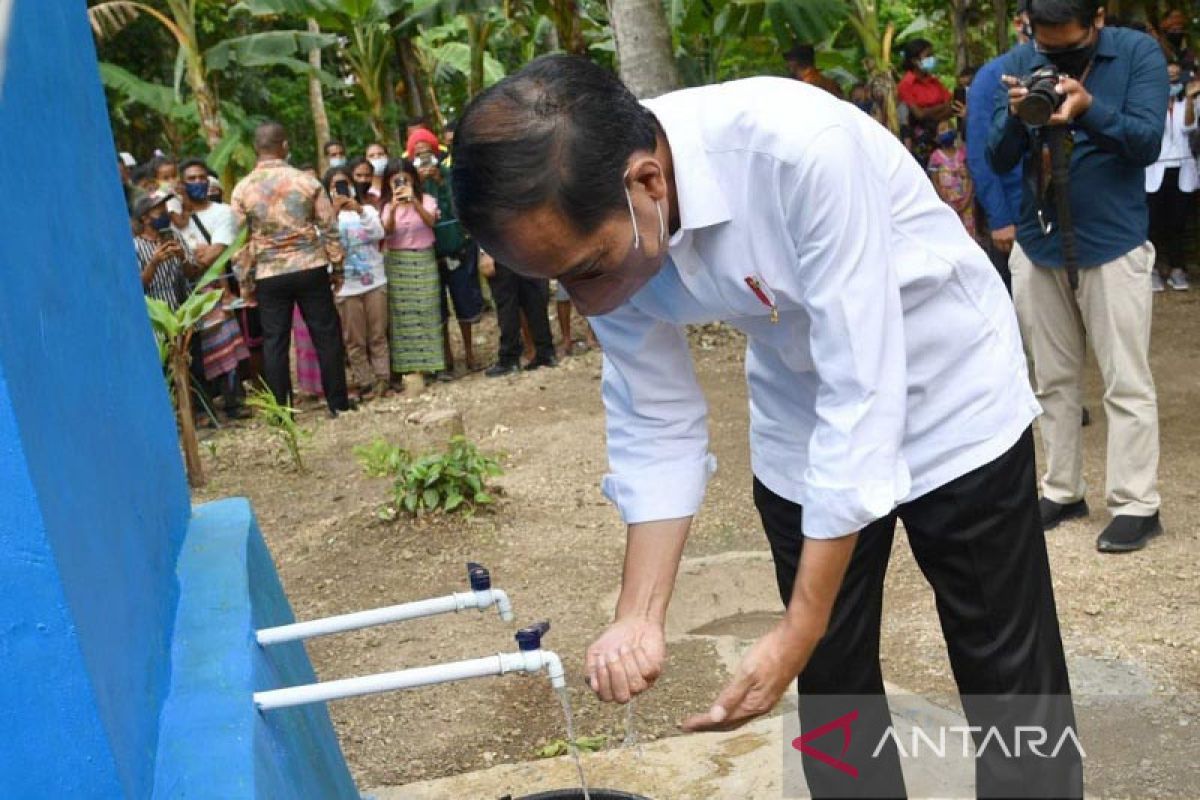 Presiden Jokowi tinjau sumur pompa hidram di Desa Oinlasi