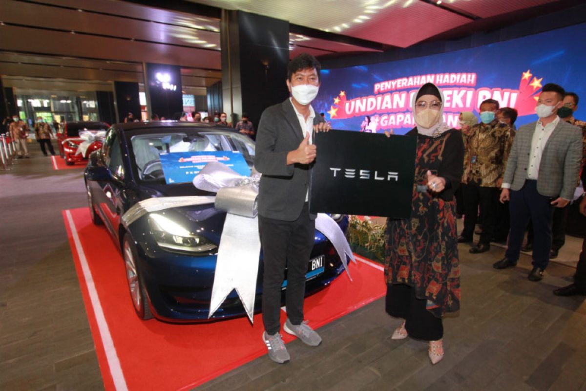 BNI serahkan dua unit mobil Tesla kepada pemenang undian