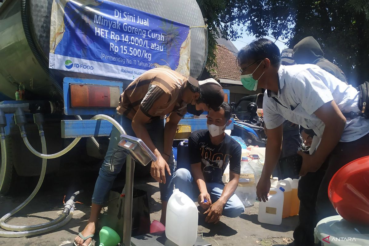 Sekitar 6.000 liter minyak curah digelontorkan ke pasar rakyat Kota Malang