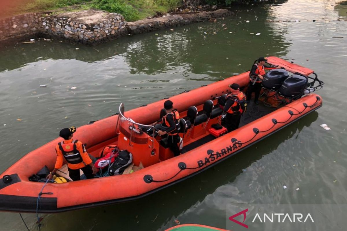 Basarnas Kendari cari nelayan hilang dihantam ombak di perairan Konawe Utara