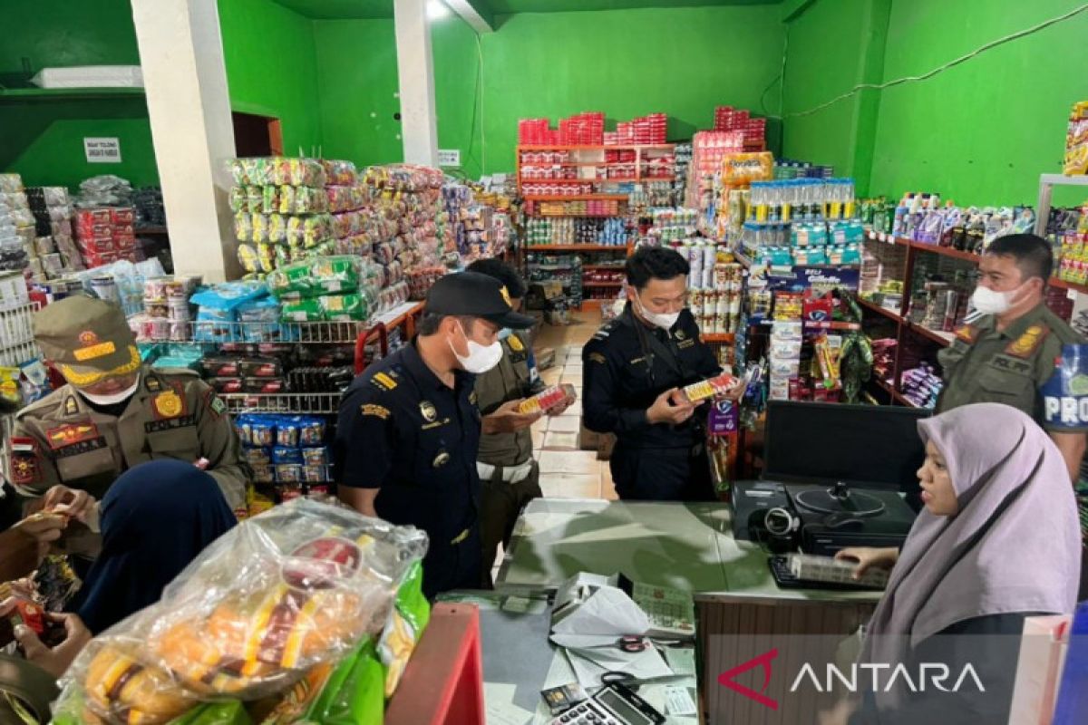 Bea Cukai Kendari sita 6.600 batang rokok ilegal saat operasi pasar di Unaaha