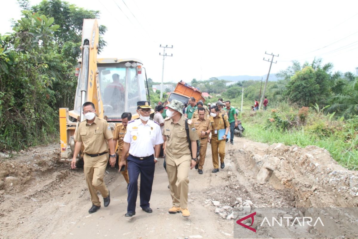 Jalan Beton Batukuning OKU rusak parah