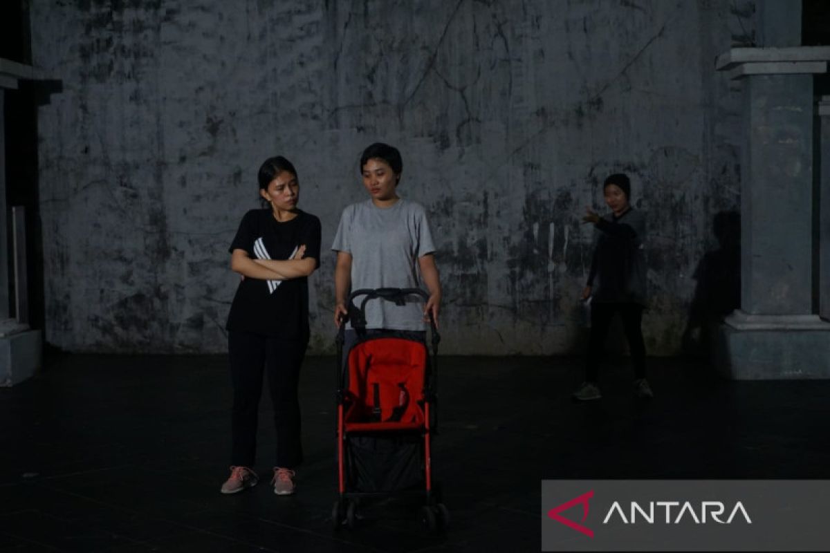 Pelaku seni di Makassar edukasi tentang kesehatan mental ibu lewat teater