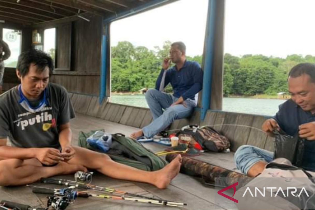 Sensasi mancing malam di Waduk Riam Kanan Kalsel