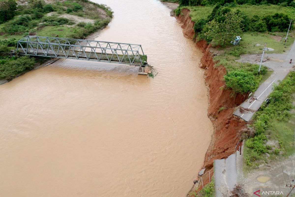 BNPB tinjau jalan dan jembatan ambles di Bone Bolango