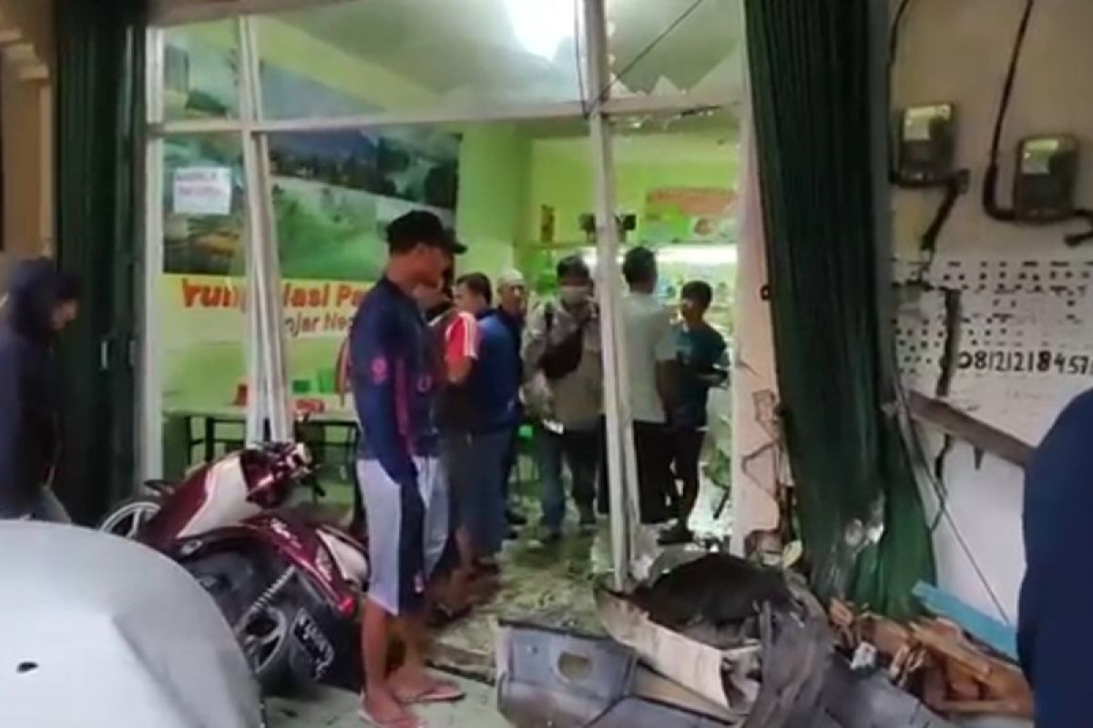 Sopir tidak hati-hati jadi penyebab mobil tabrak warung di Duren Sawit