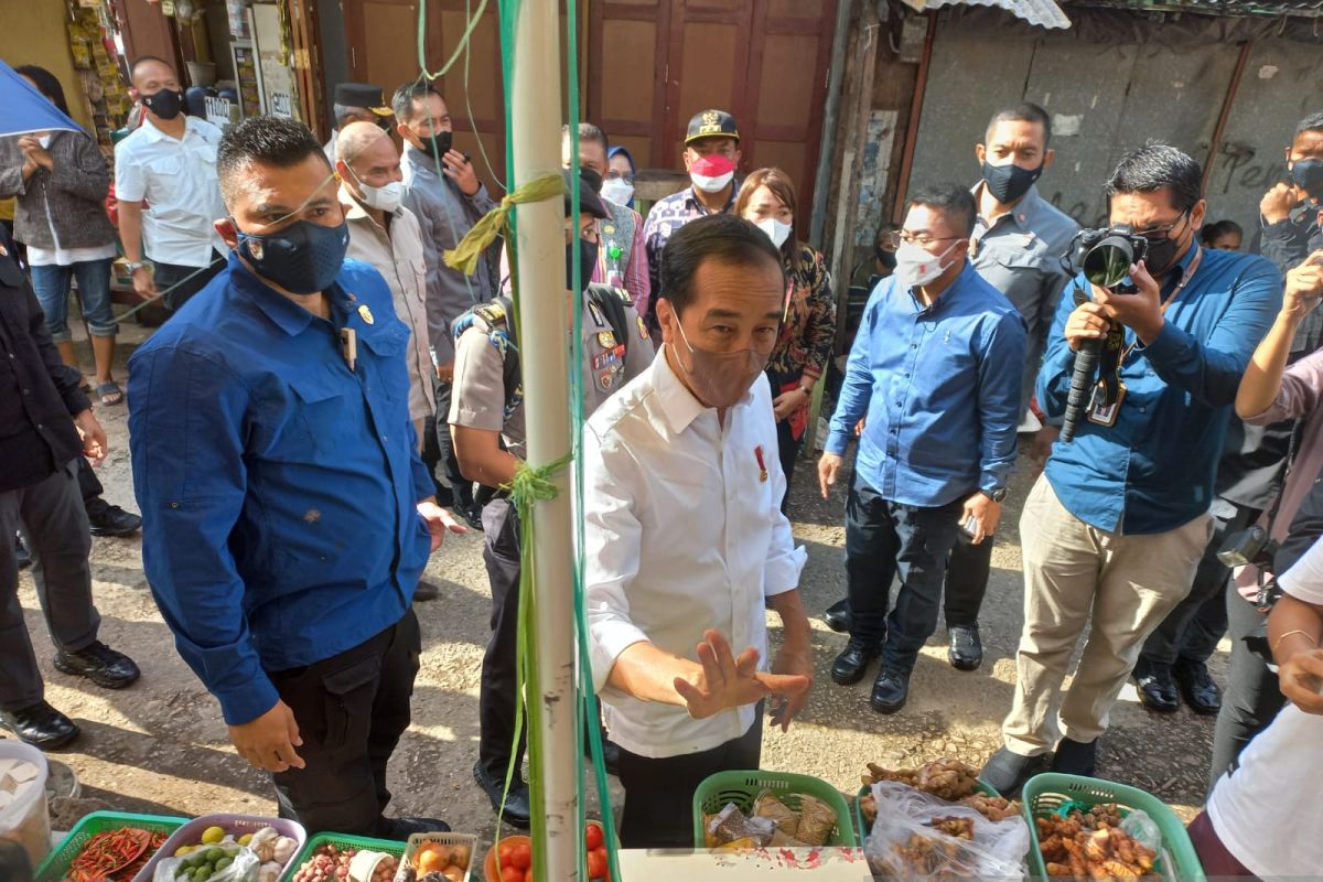 Presiden Jokowi blusukan ke pasar tradisional di Kupang