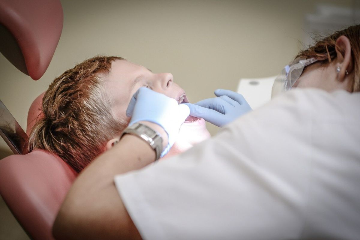 Kunjungan pertama ke dokter disarankan sejak gigi anak tumbuh satu