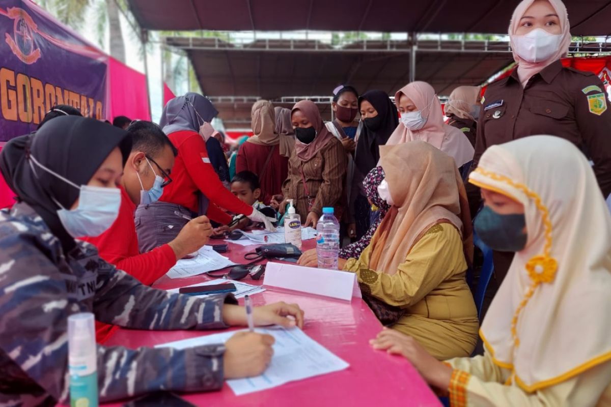 Warga ikut serbuan vaksinasi Lanal Gorontalo