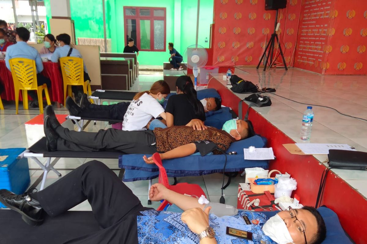 Kemenkumham Sulut gelar donor darah sambut Hari Bhakti Pemasyarakatan ke-58