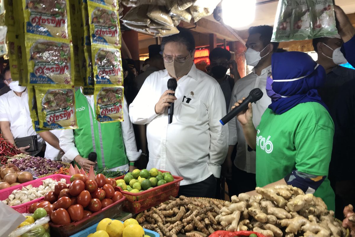 Minister Hartarto reviews digitalization in Jakarta traditional market