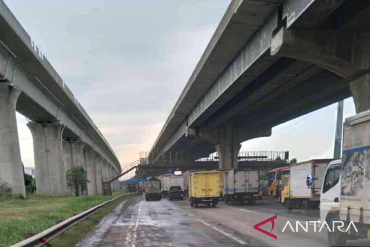 Jasa Marga perbaiki dua arah jalan Tol Jakarta-Cikampek