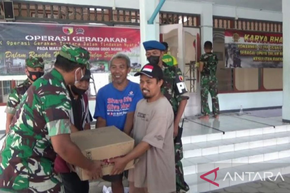 Jelang Ramadhan, ratusan anggota TNI AD di Ngawi bantu warga bersihkan masjid