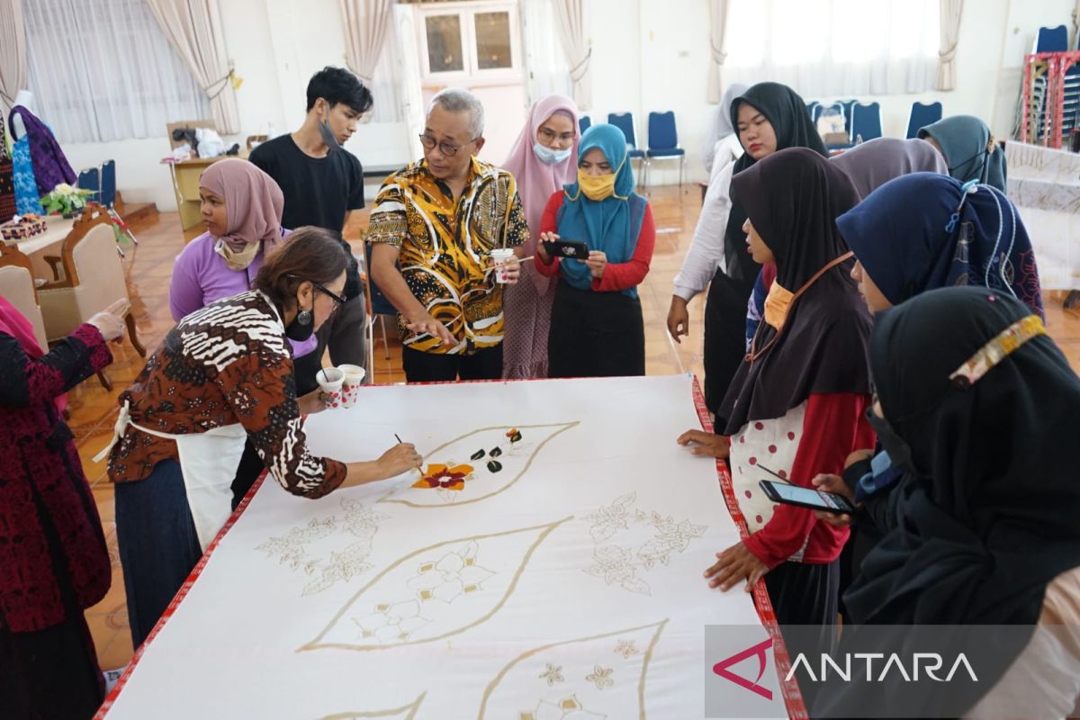 Belajar membatik dari pengrajin Yogyakarta di Dekranasda Siak