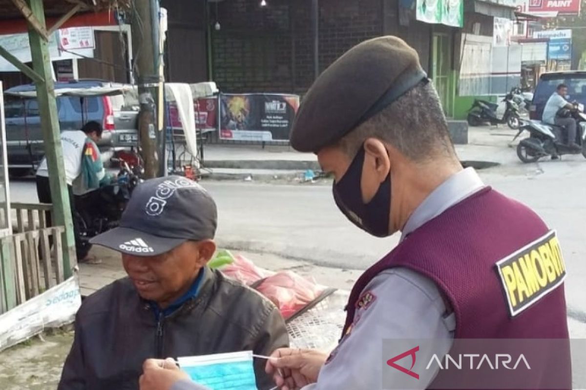 Polisi bagi masker di Asahan cegah penyebaran COVID-19