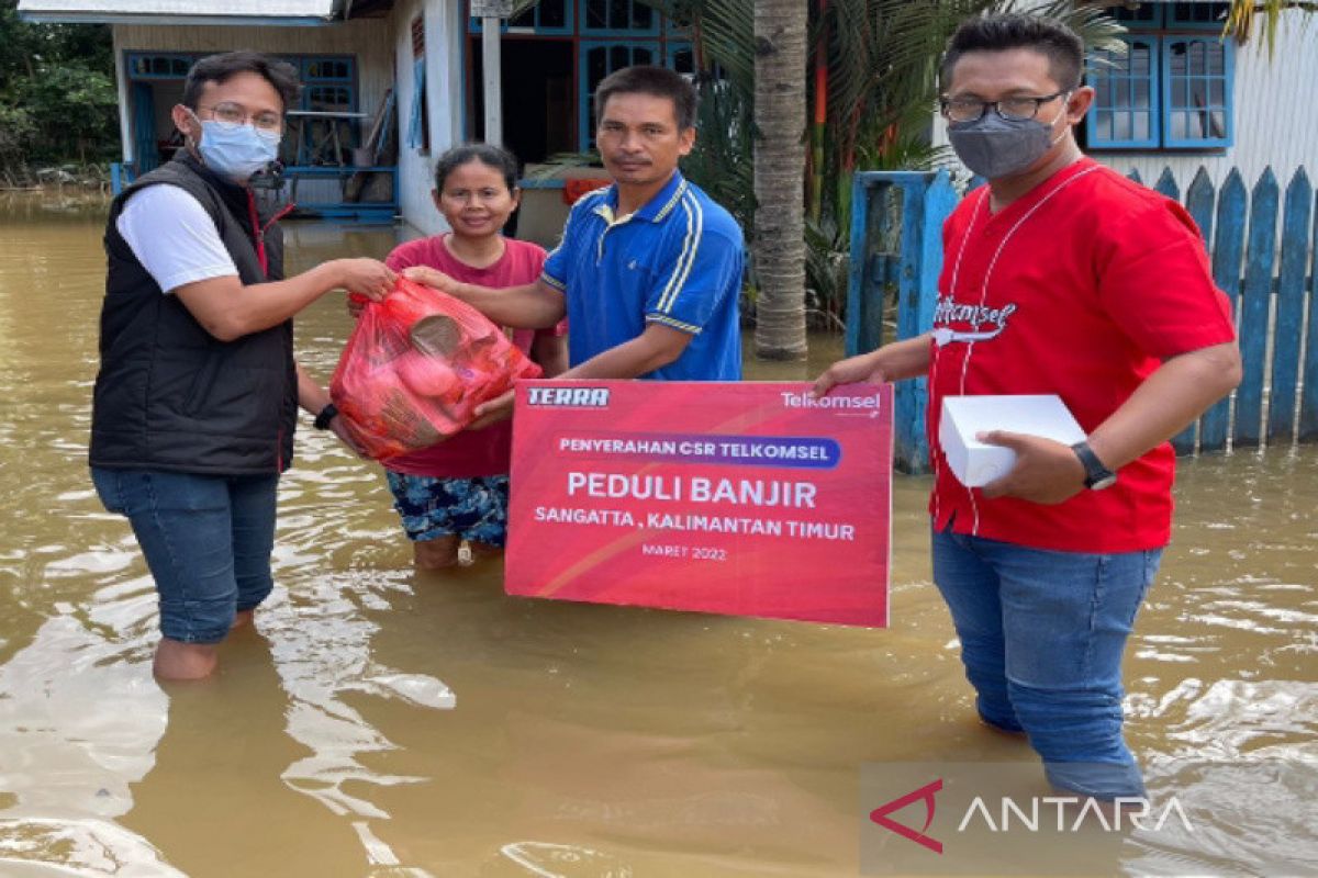 Telkomsel salurkan bantuan warga terdampak banjir di Sangatta