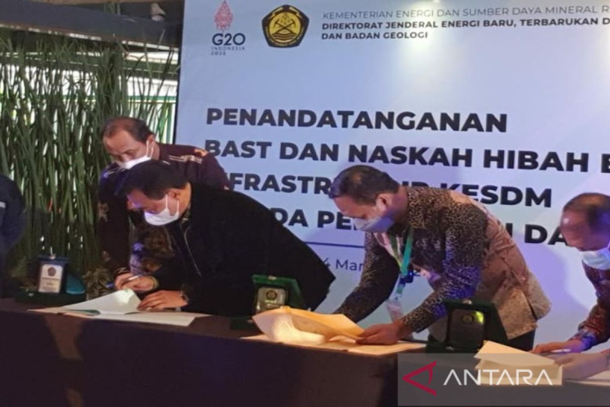 Tanah Bumbu receives 270 solar street lights from ESDM Ministry