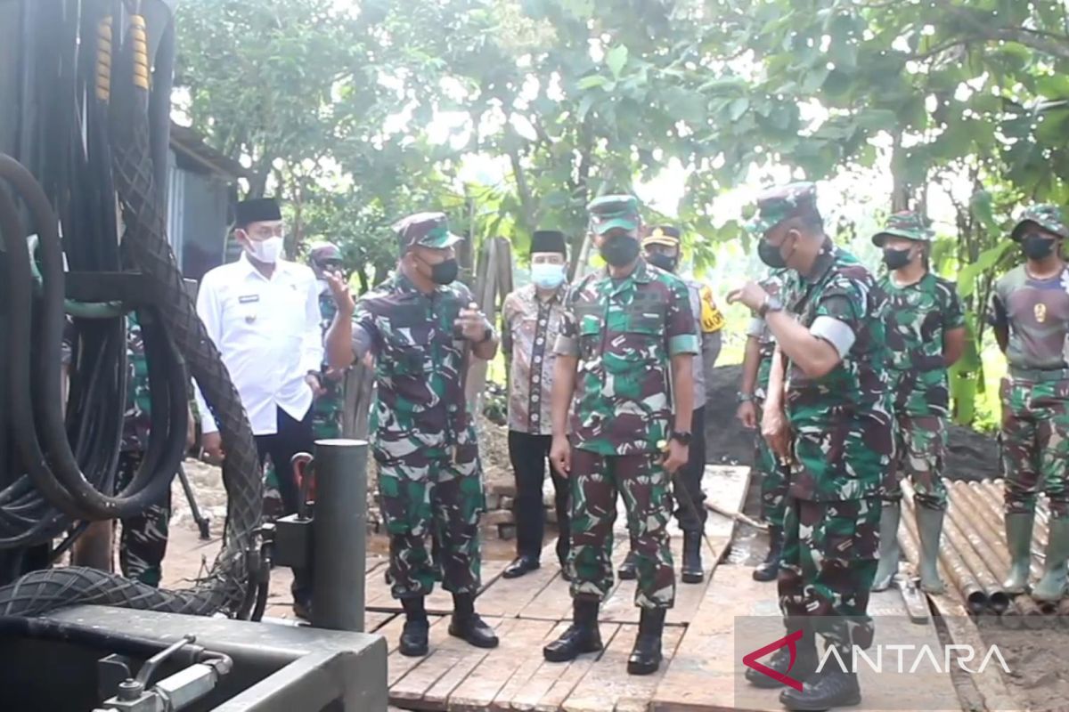 Prajurit TNI ngebor sumur atasi kekeringan di Sampang