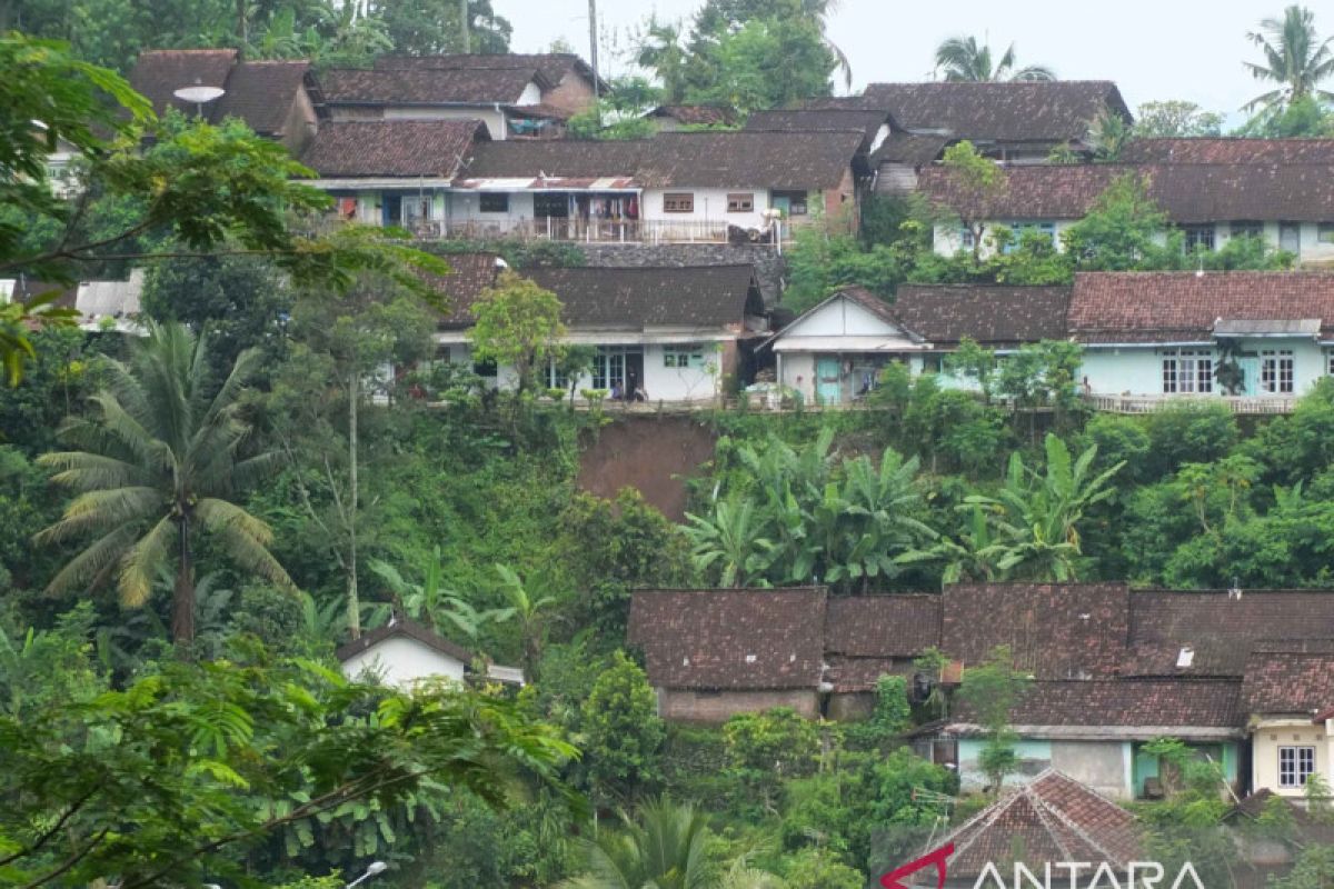 Puluhan rumah di Desa Kemuning Lor Jember rawan longsor