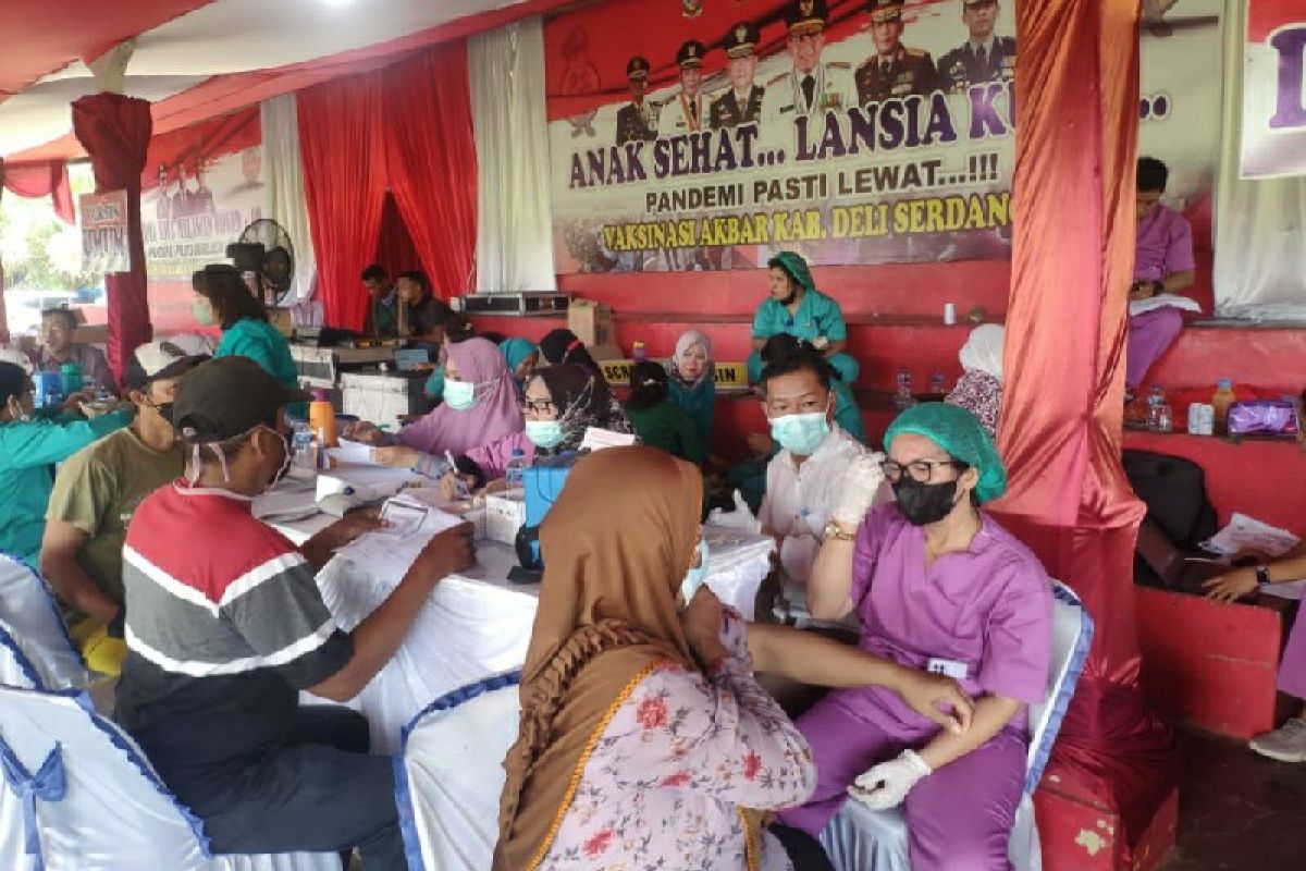 Polresta Deliserdang gelar vaksinasi massal di Hamparan Perak