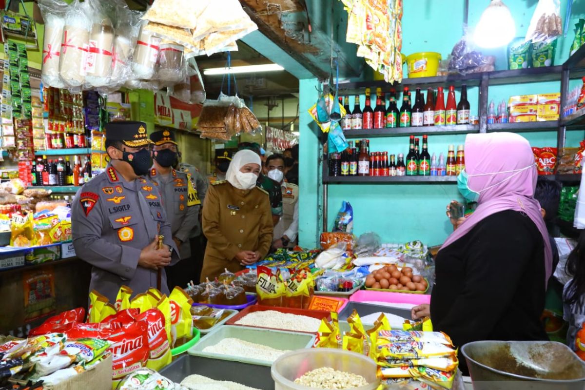 Police chief reviews cooking oil stocks at Wonokromo Market, East Java