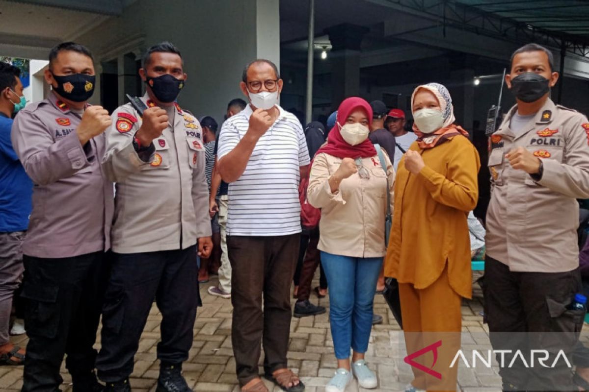 Ketua PPP Baubau beri minyak goreng warga yang mengikuti vaksinasi dikediamannya
