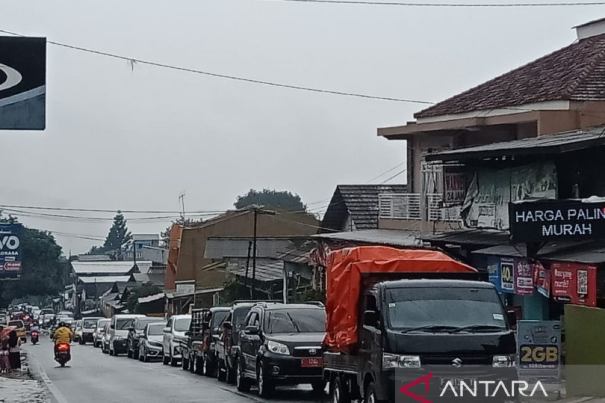 Arus kendaraan di jalur Puncak-Cianjur meningkat Sabtu petang