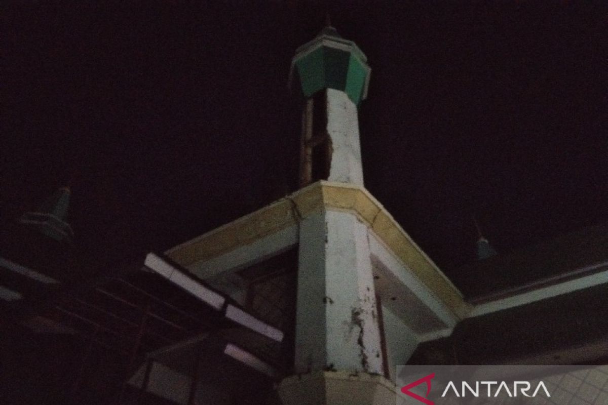 Waduh, Menara MTQ Kendari retak diguncang gempa bermagnitudo 5,2