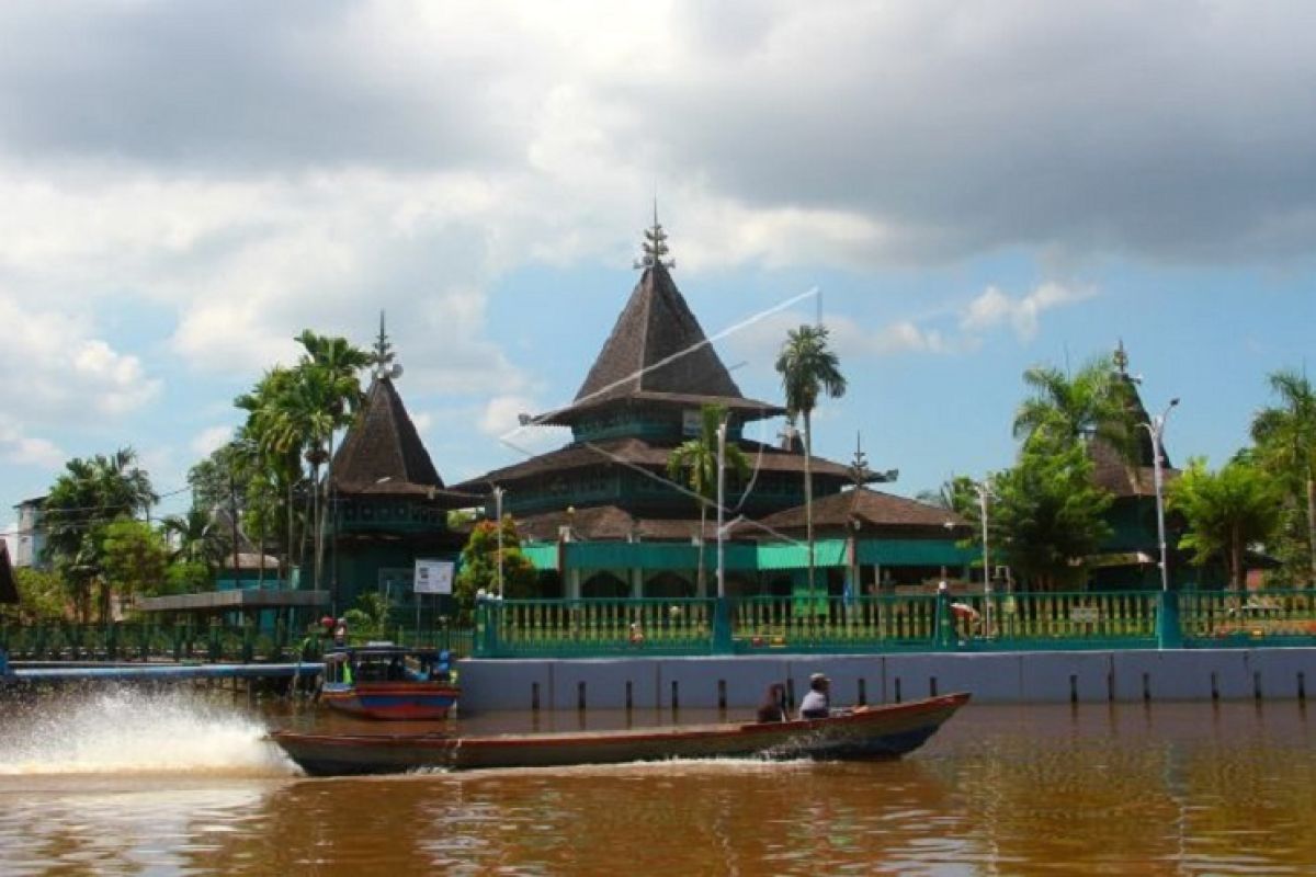 Reviewing history of Banjarmasin through Sultan Suriansyah Mosque