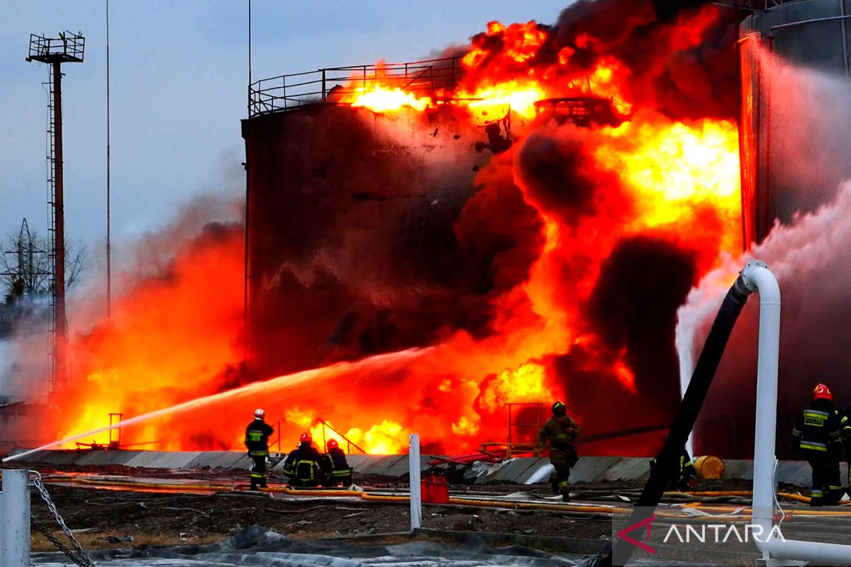 Tempat penyimpanan bahan bakar di Rusia terbakar