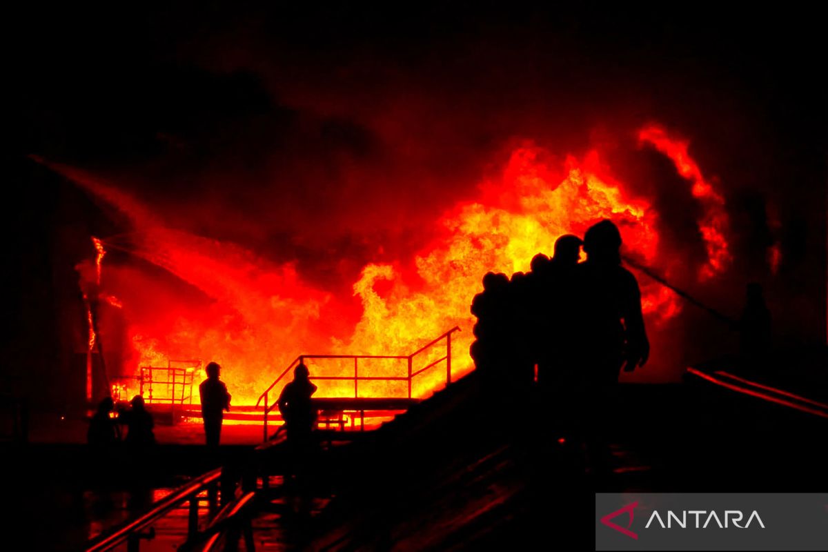 Kebakaran dahsyat terjadi di depot minyak Rusia