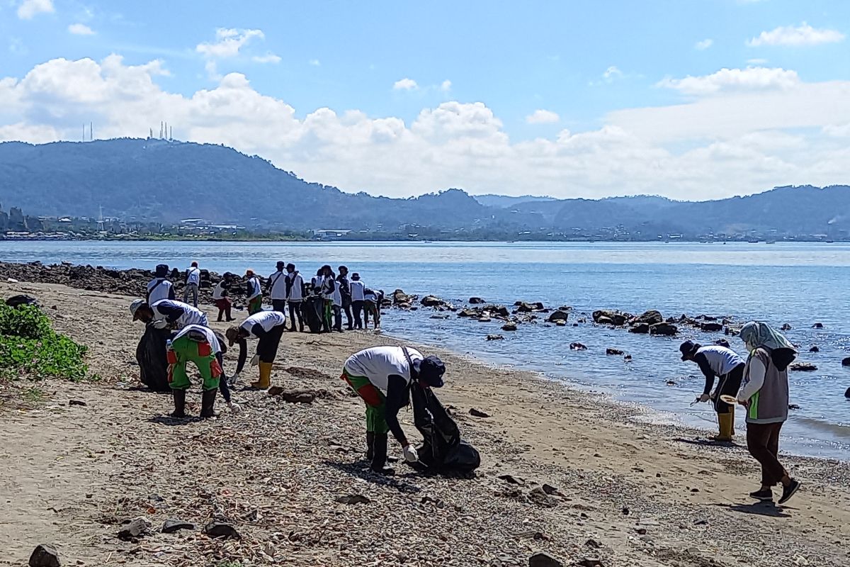 Pesisir pantai di Bandarlampung jorok dipenuhi sampah