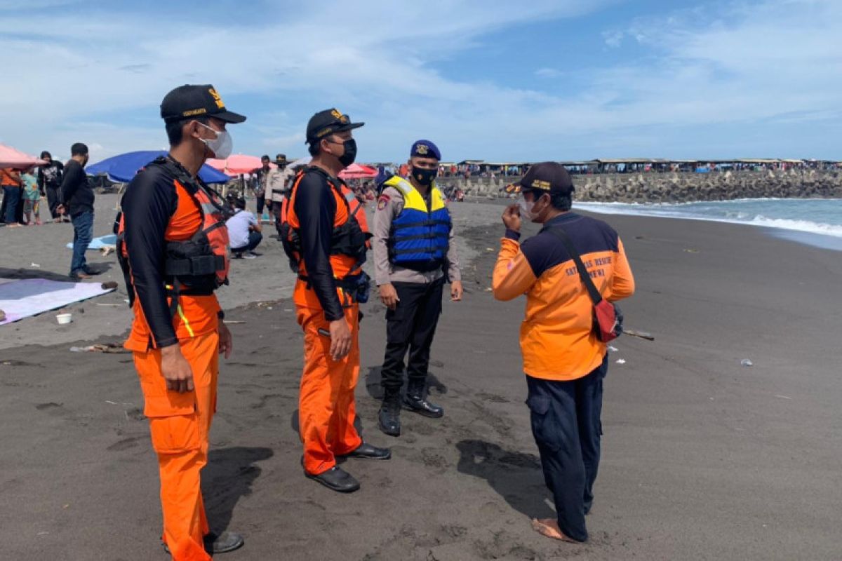 Basarnas Yogyakarta melakukan pencarian korban terseret ombak di Pantai Glagah