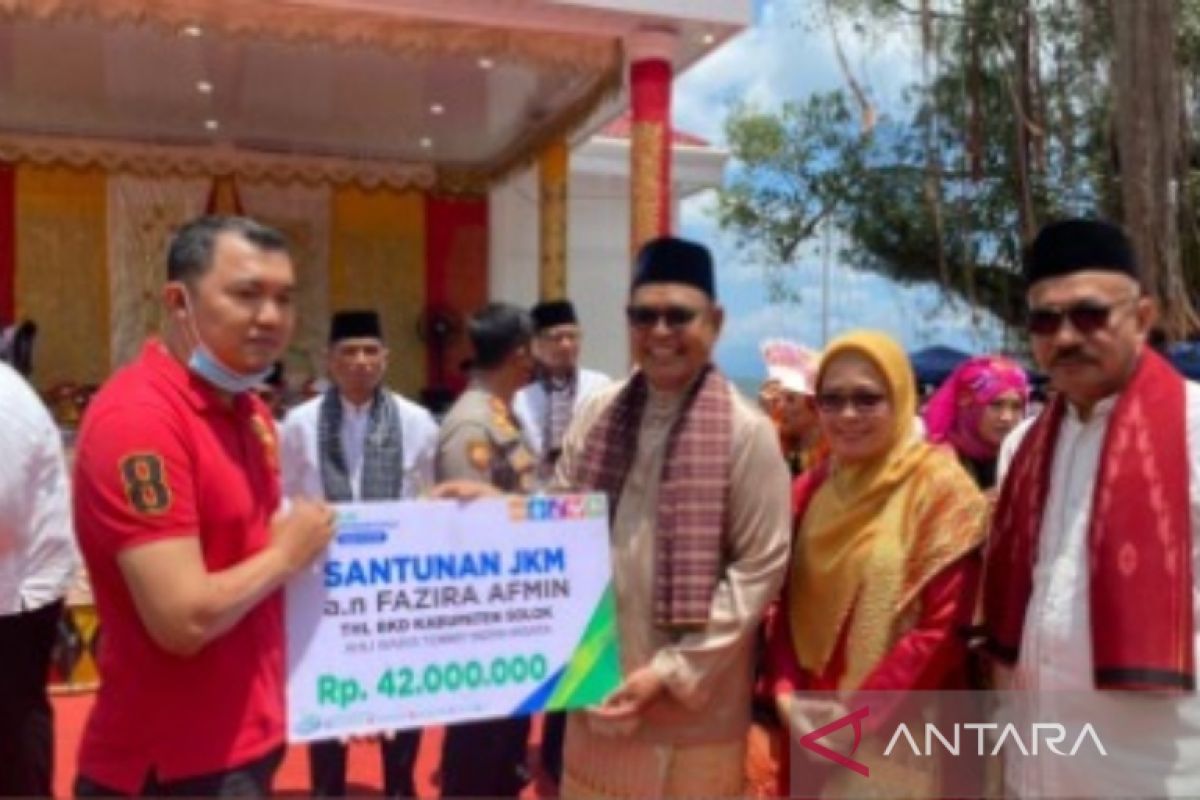 Bupati Solok seragkan santunan BPJAMSOSTEK saat festifal lima danau