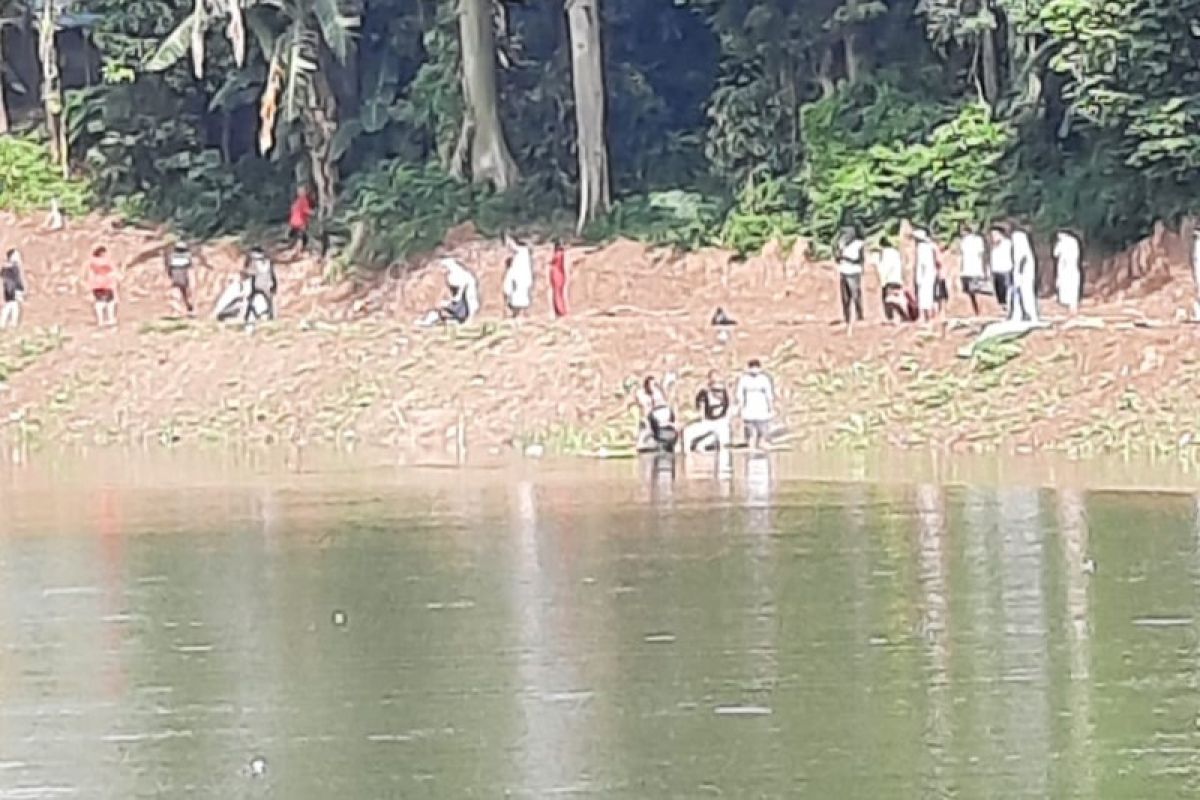 Seorang lansia tewas karena tenggelam saat cari ikan di Situ Munjul