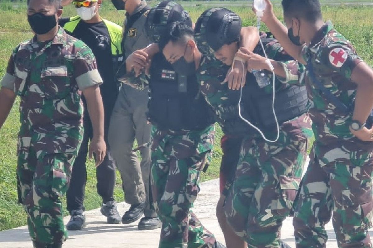Enam prajurit Marinir TNI AL korban penembakan KKB dievakuasi ke Timika
