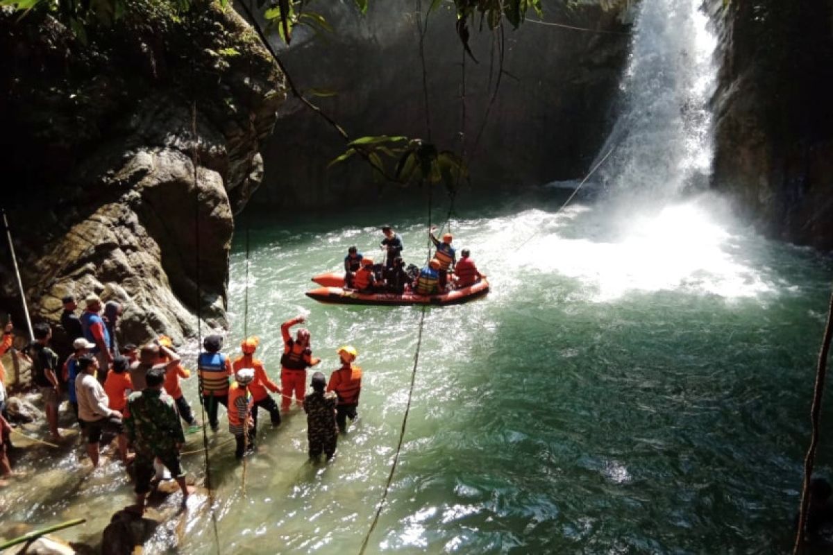 Tim SAR mengevakuasi jasad di permandian air terjun Luwu Utara