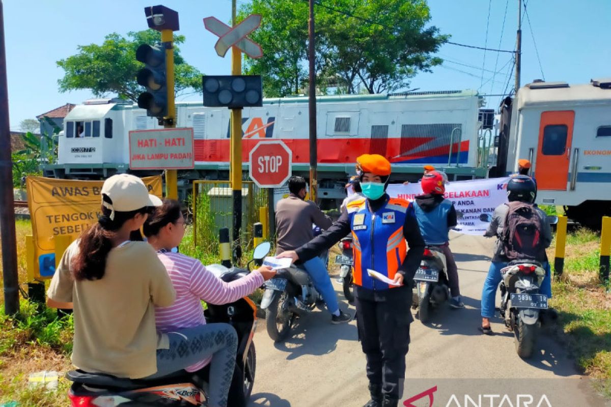 KAI Jember imbau masyarakat waspadai 253 titik perlintasan tidak terjaga