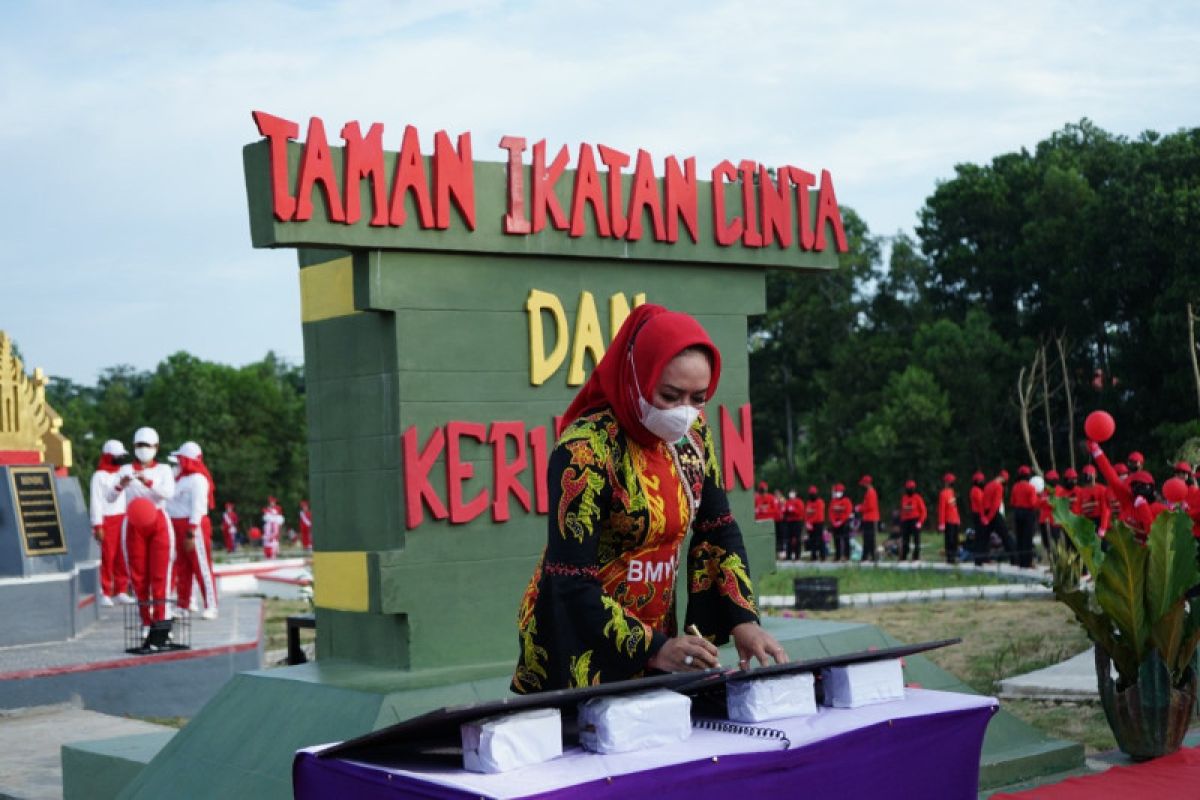 Bupati Tulang Bawang resmikan Taman Ikatan Cinta dan Kerukunan